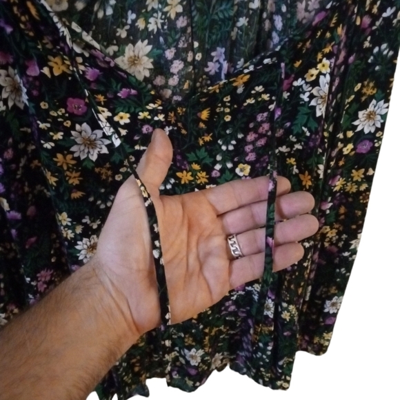 Romantic Floral Top Old Navy Long Sleeve Peek a Boo Neckline Lightweight L Girly - Picture 4 of 8